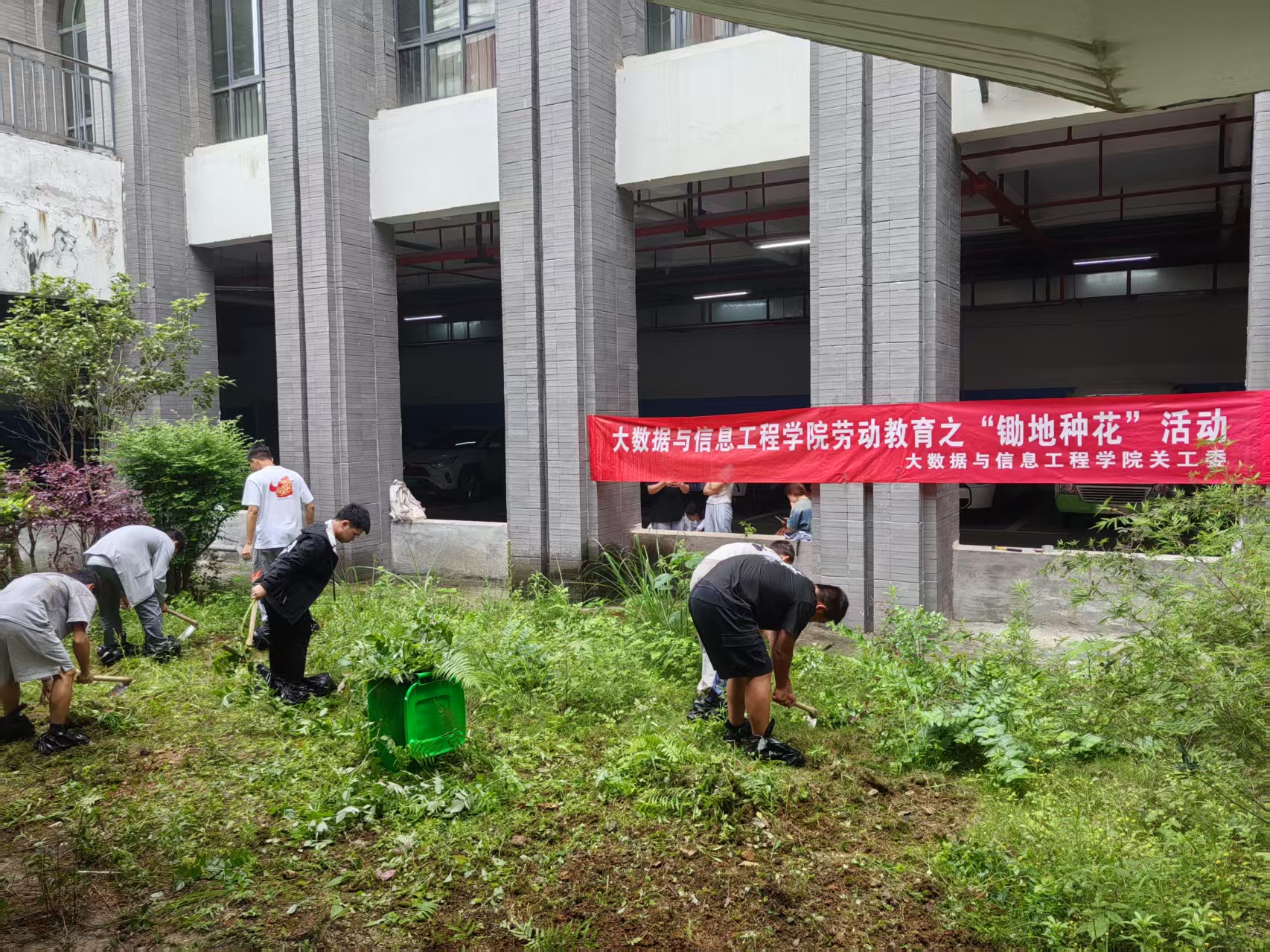 9499www威尼斯开展“锄地种花” 劳动教育实践活动